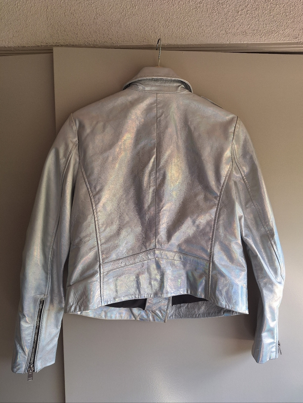 ✨ MAURITIUS Silver Holographic Leather Moto Jacket Sz L (Fits like M) ✨️ - Picture 3 of 16